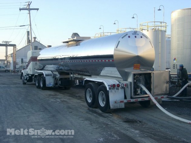 Liquid calcium chloride tanker truck
